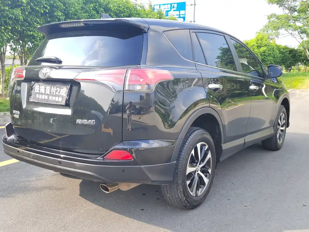 Toyota RAV4 — миниатюра 7