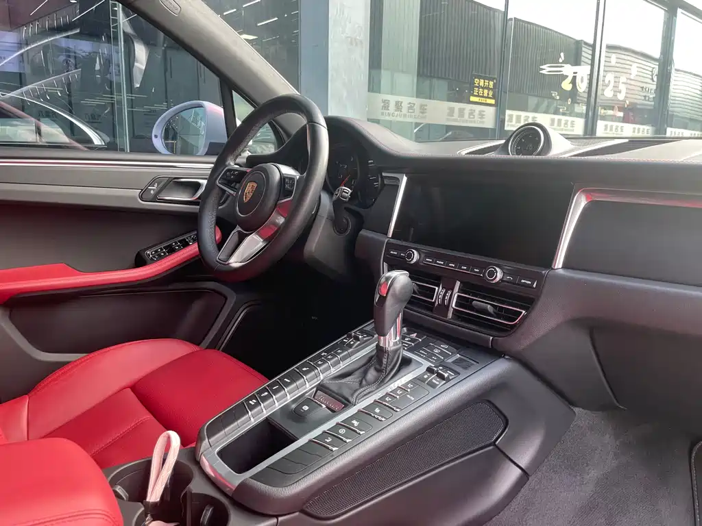 PORSCHE MACAN