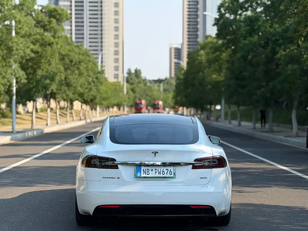 Tesla Model S — миниатюра 12