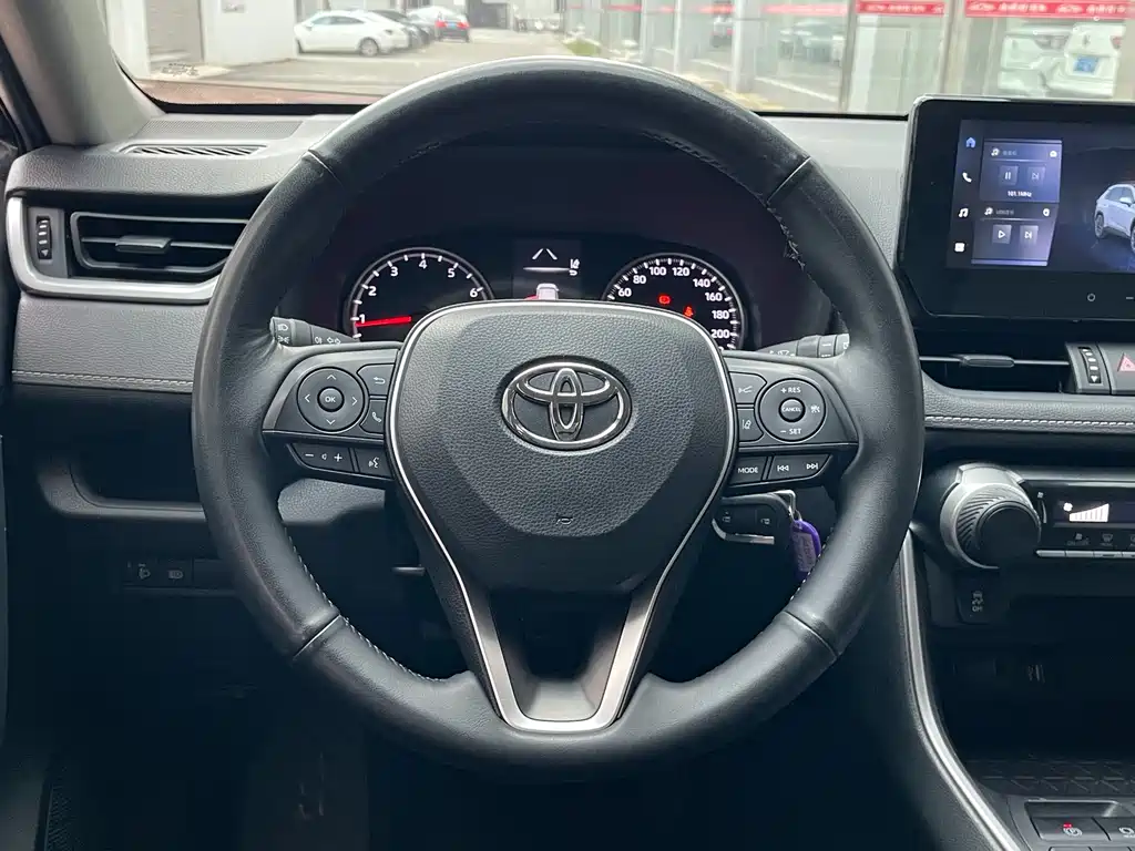 Toyota RAV4 — миниатюра 8