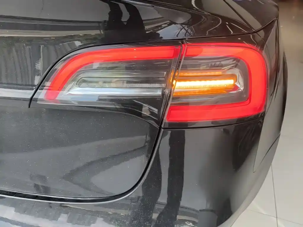 Tesla Model 3 — миниатюра 8