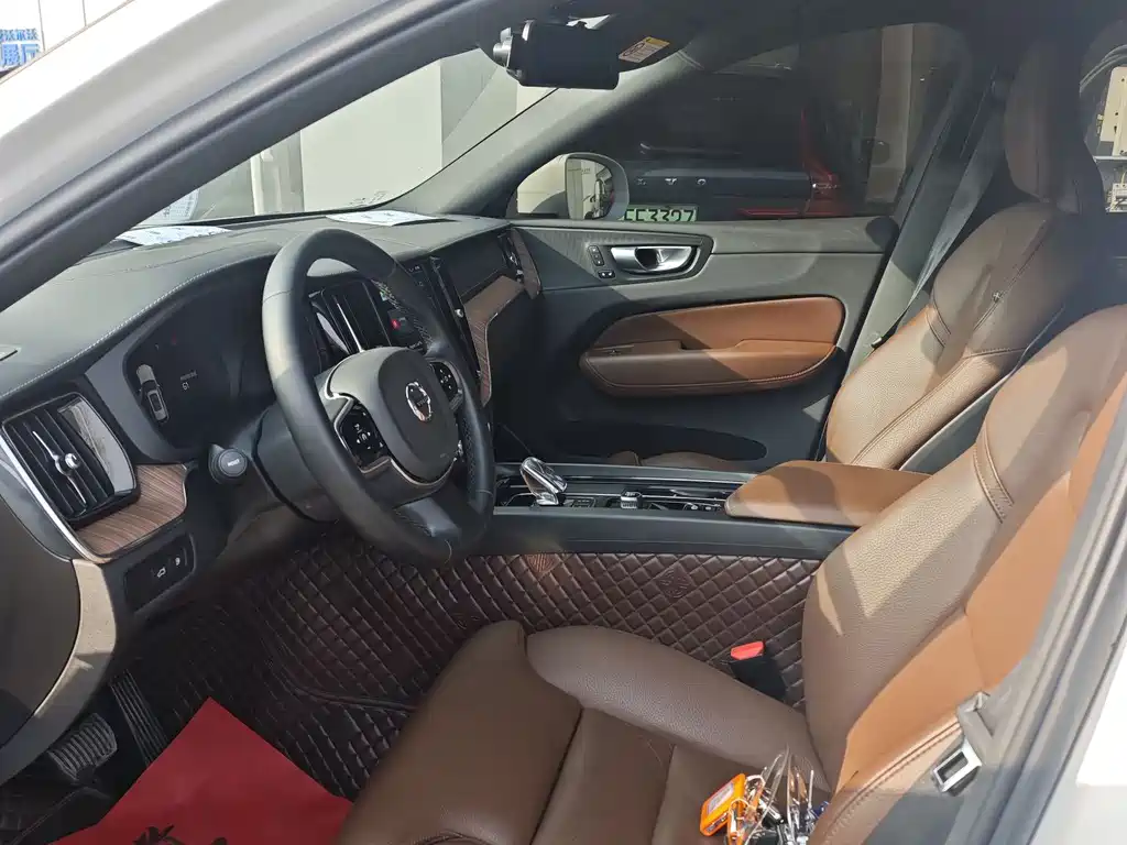 Volvo XC60 2024 T8 Luxury