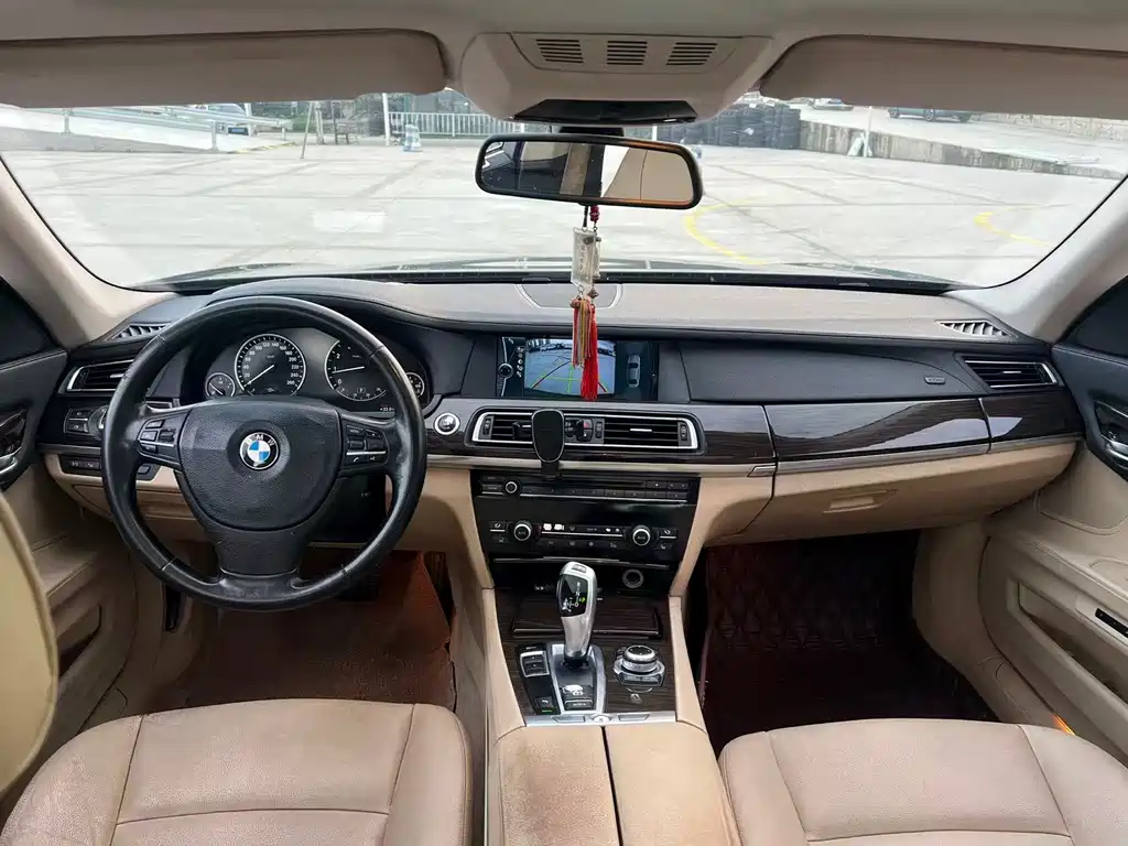 BMW 7 Series — миниатюра 9