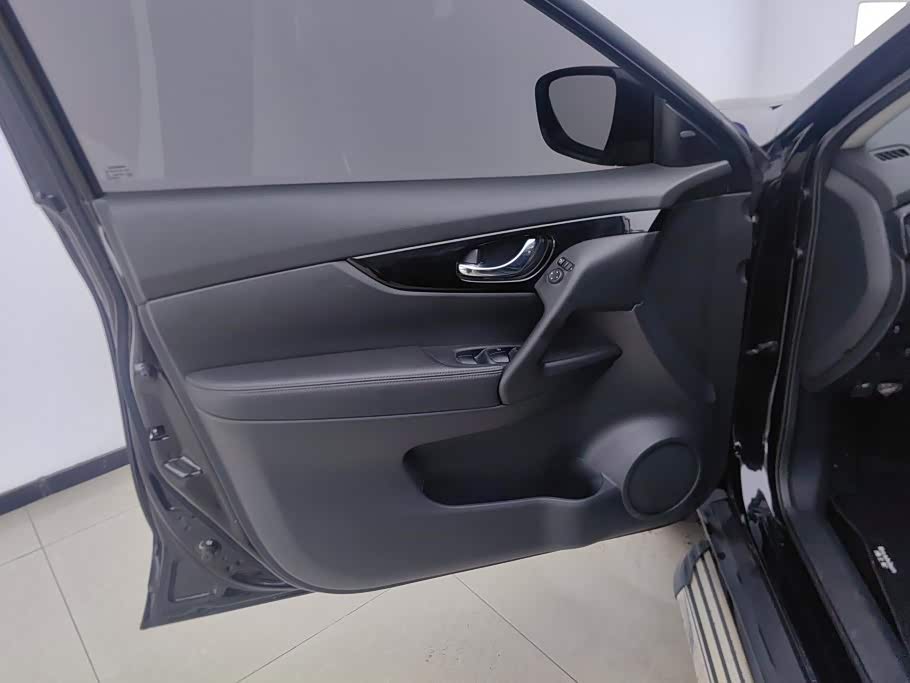 Nissan X-Trail 2.0 л 2021 г. Чёрный, пробег 22799 км