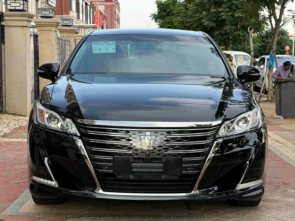 Toyota Crown — миниатюра 2