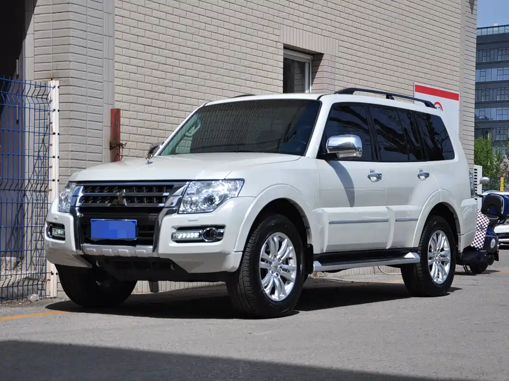 Mitsubishi Pajero (Import) 2020