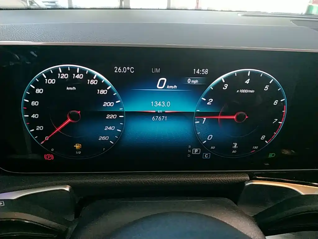Mercedes-Benz GLB — миниатюра 12