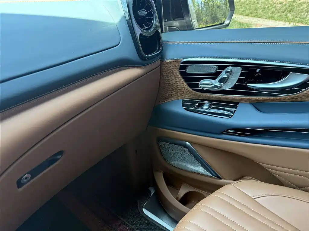 Mercedes-Benz Vito 2024 2.0T Elite 7 мест
