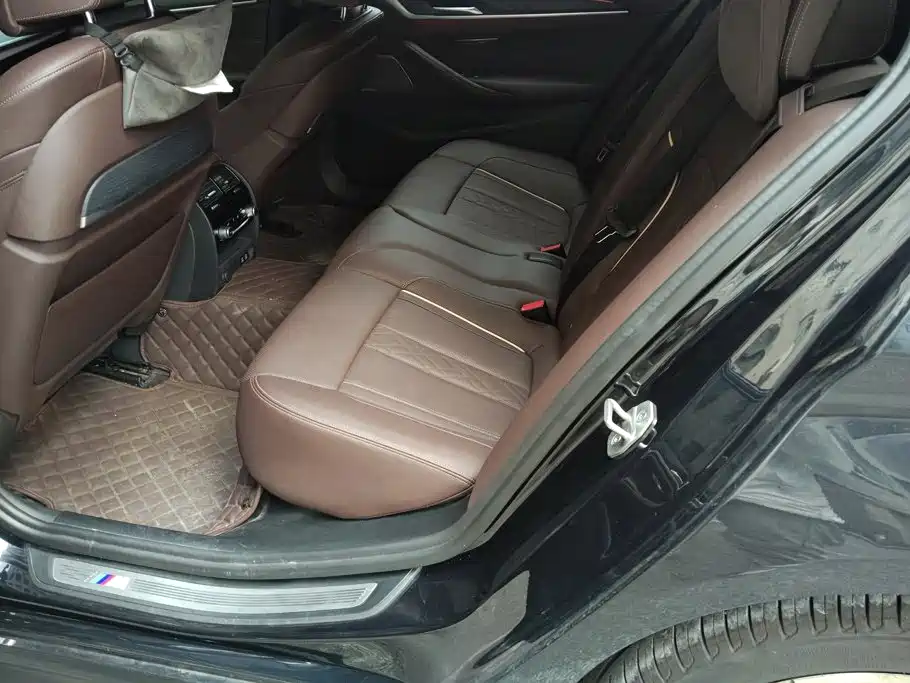 BMW 5 Series — миниатюра 11