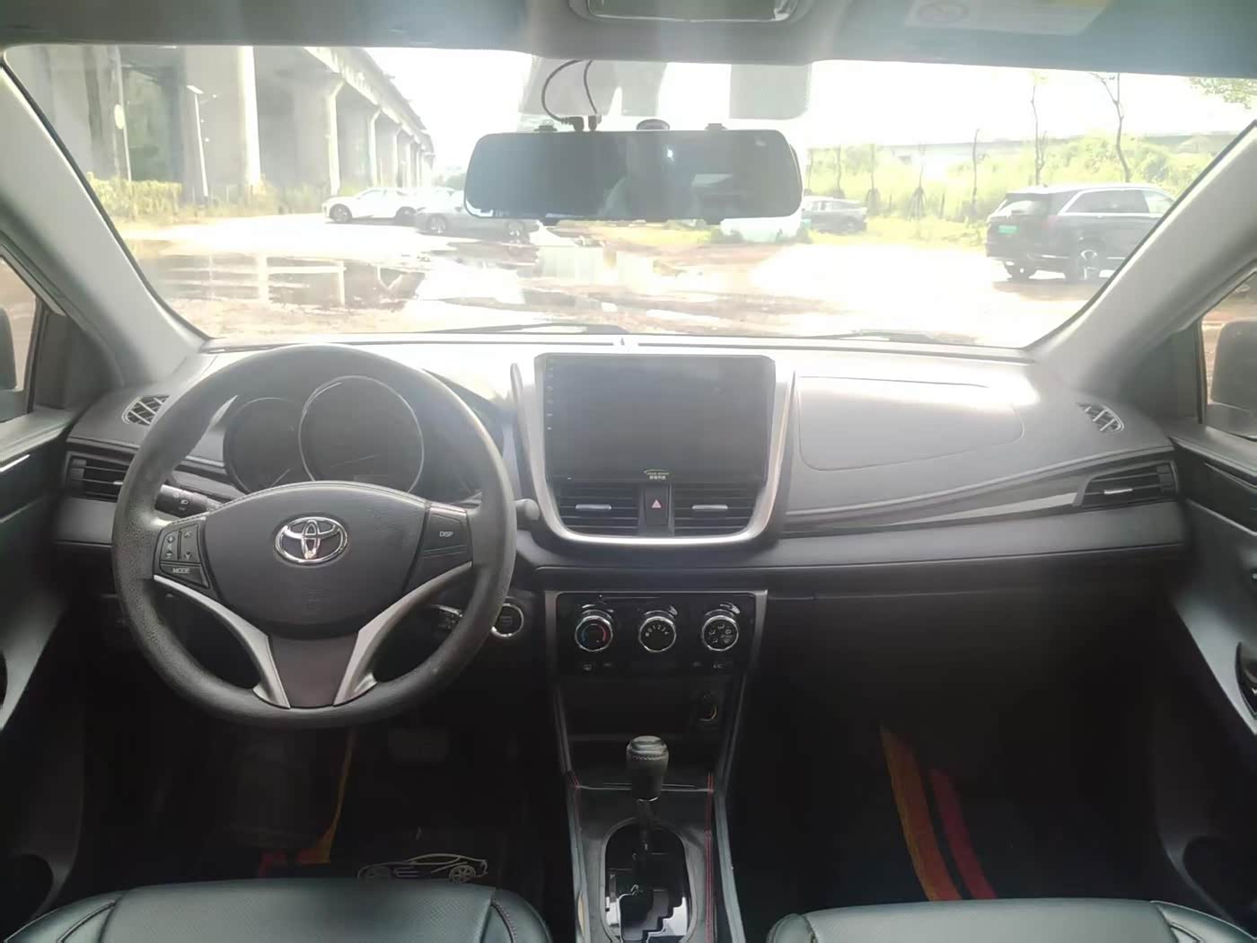 Toyota YARiS L Zhi Xuan 1.5 л 2022 г. Белый, пробег 30000 км