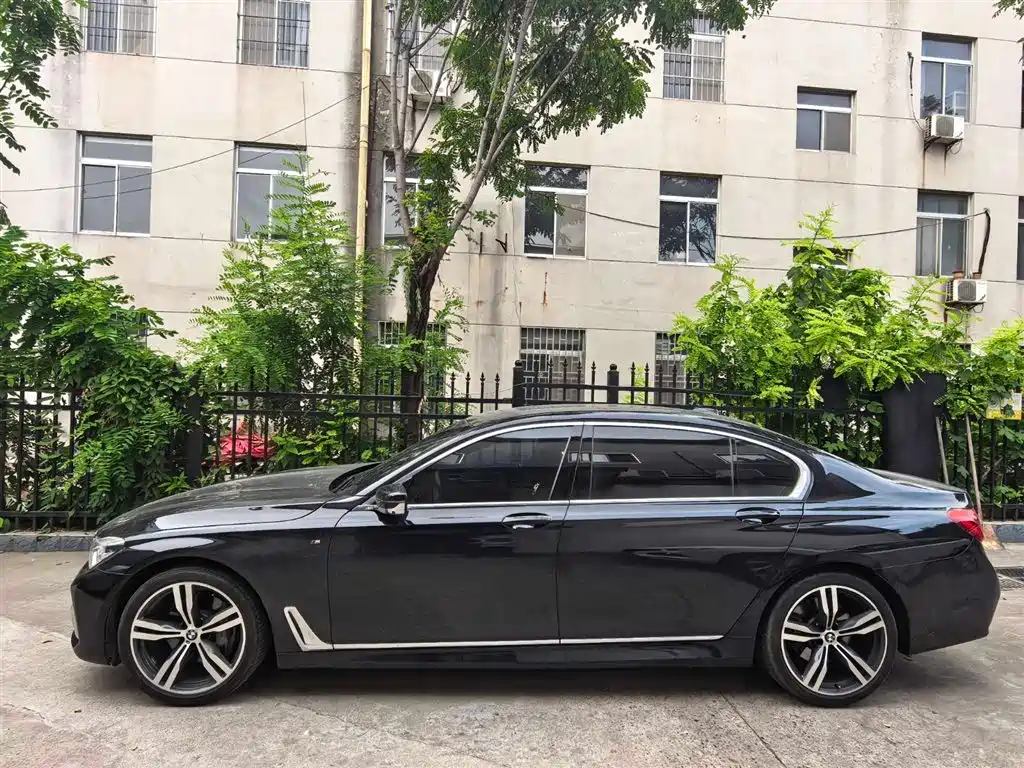 BMW 7 Series 740Li xDrive Premium Type M Sport Package, фото 3