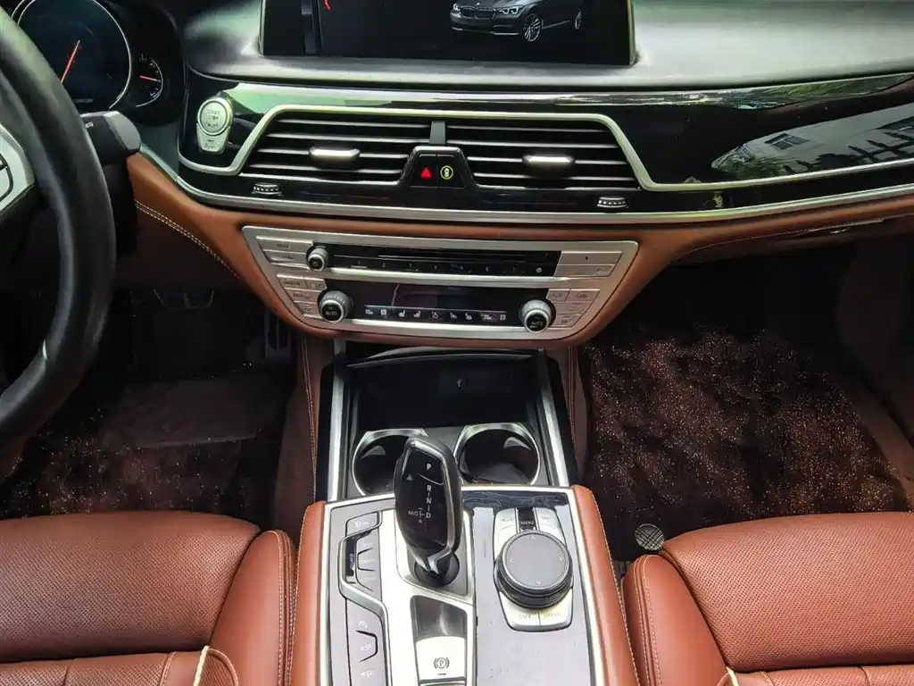 BMW 7 Series 740Li xDrive Premium Type M Sport Package, фото 9