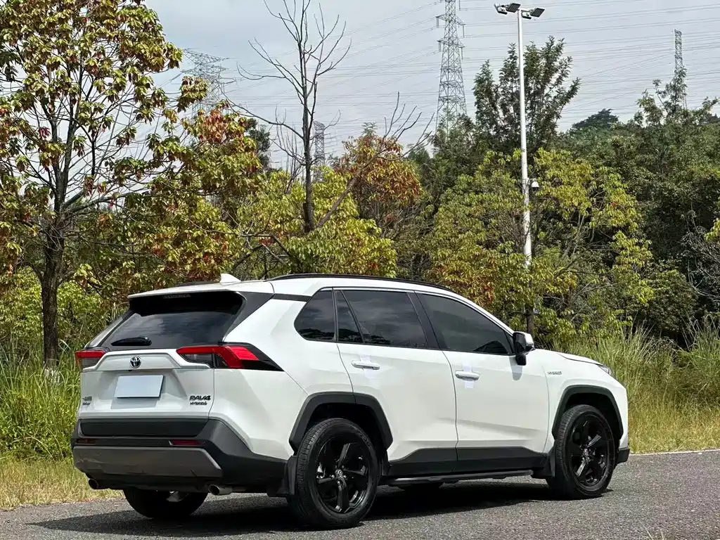 Toyota RAV4 — миниатюра 4