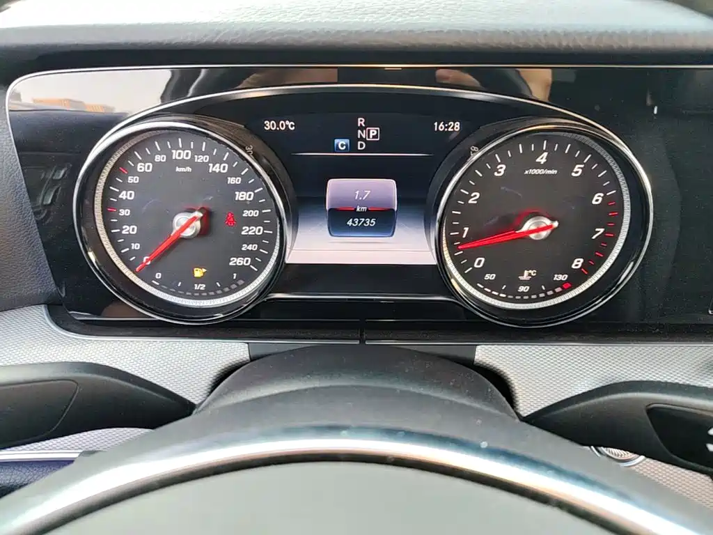 Mercedes-Benz E-Class — миниатюра 16