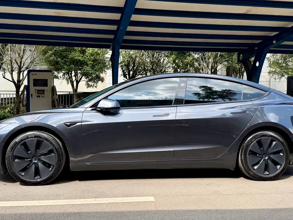 Tesla Model 3 — миниатюра 7