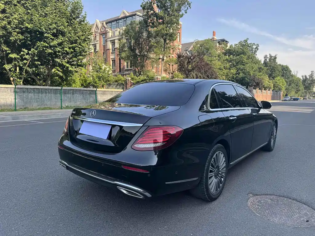 Mercedes-Benz E-Class — миниатюра 10