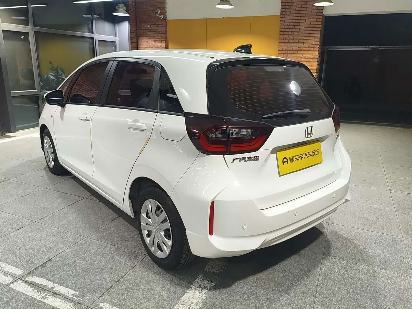 Honda Fit 1.5 л 2023 г. Белый, пробег 17400 км
