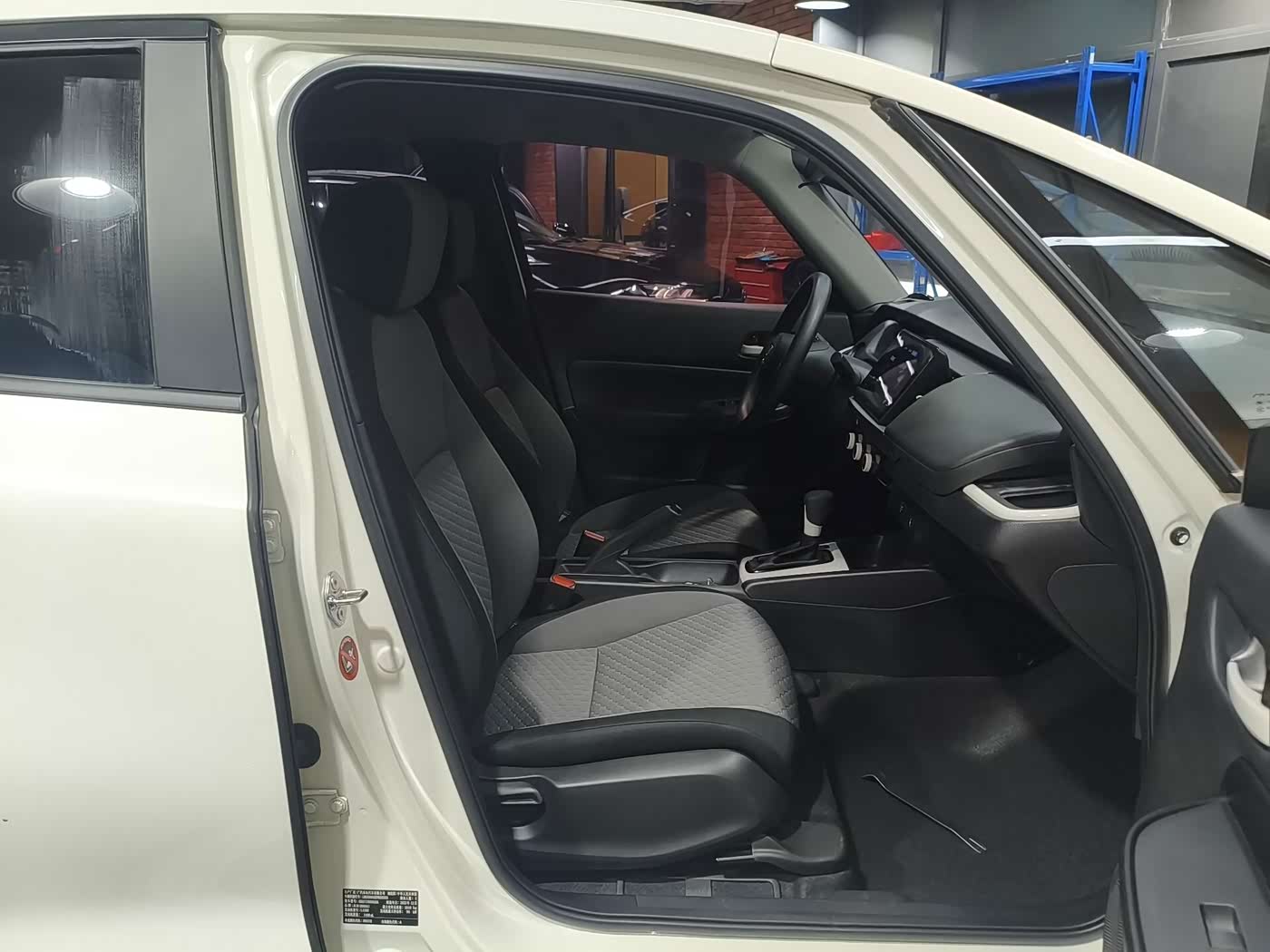 Honda Fit 1.5 л 2023 г. Белый, пробег 17400 км