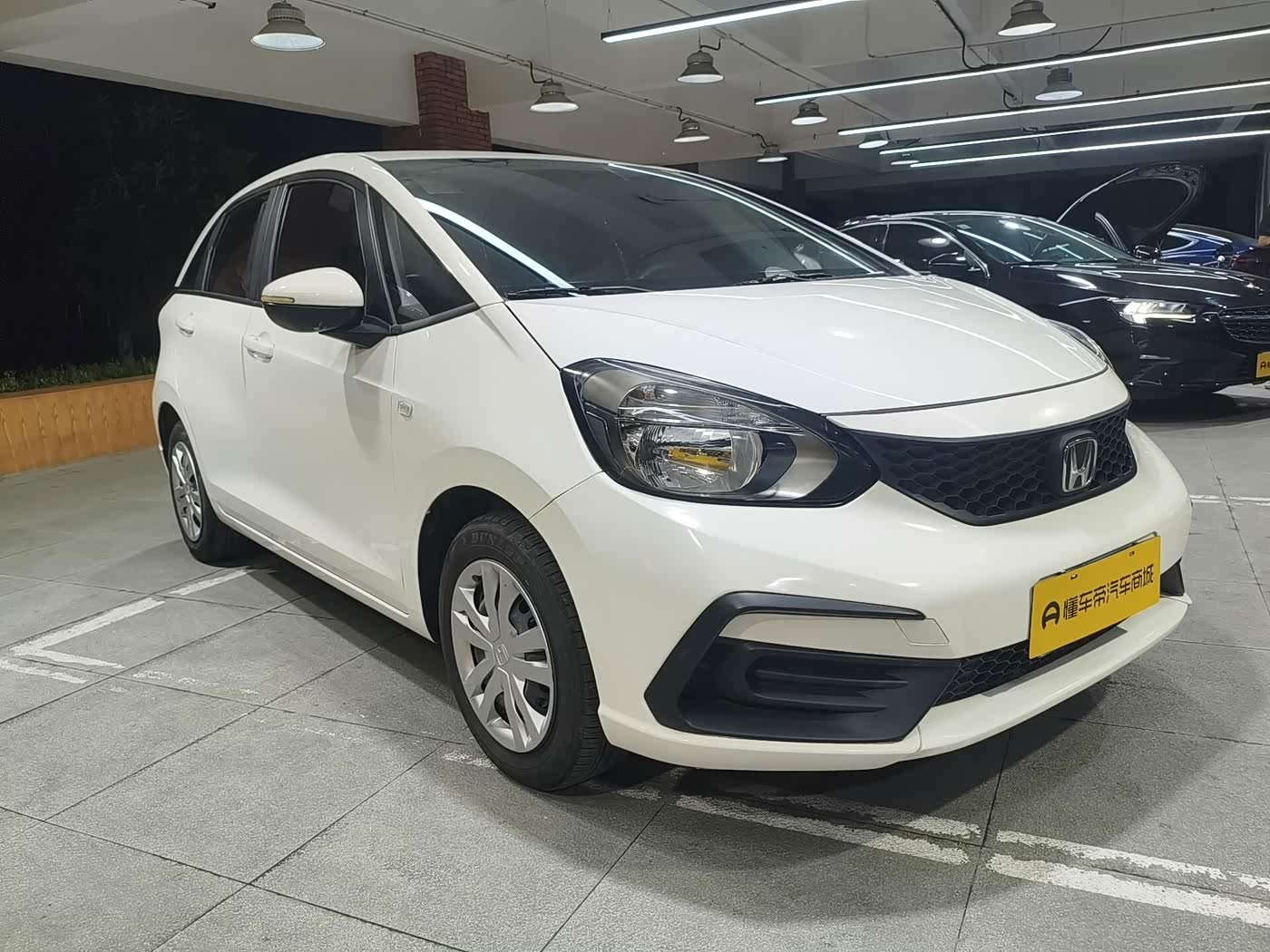 Honda Fit 1.5 л 2023 г. Белый, пробег 17400 км