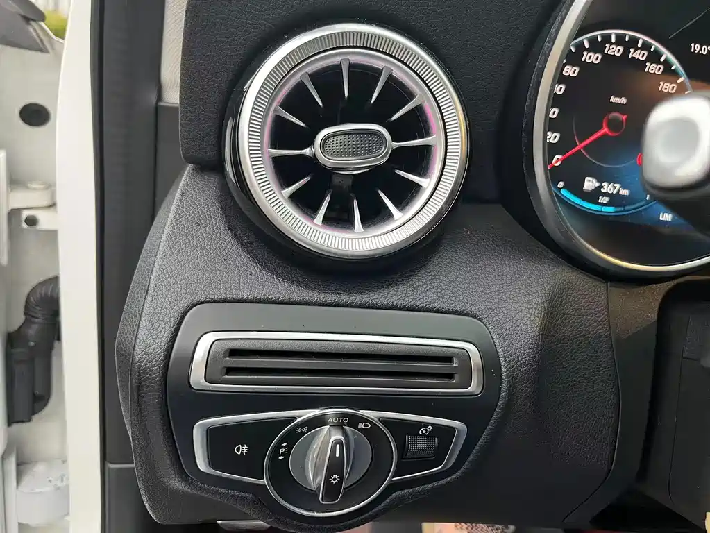 Mercedes-Benz C-Class — миниатюра 13