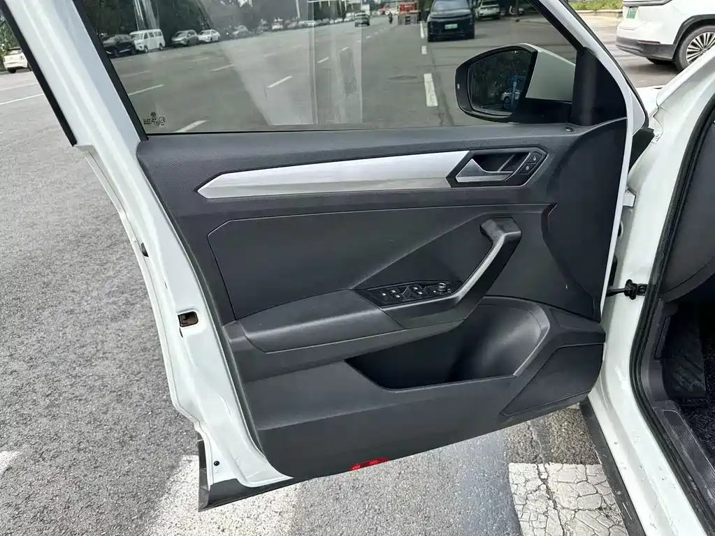 Volkswagen T-Roc — миниатюра 7