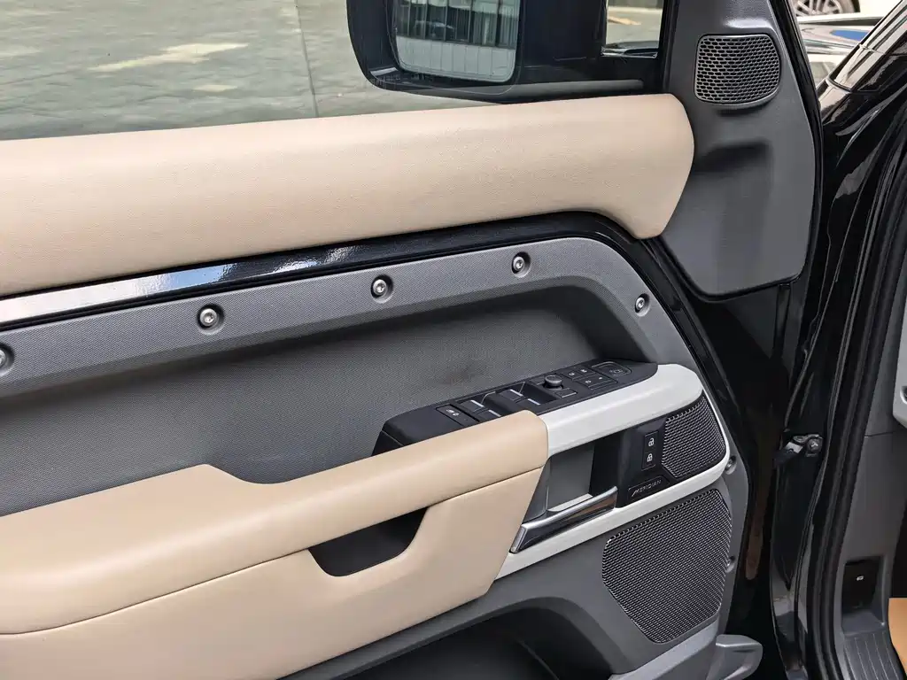 Land Rover Defender — миниатюра 4