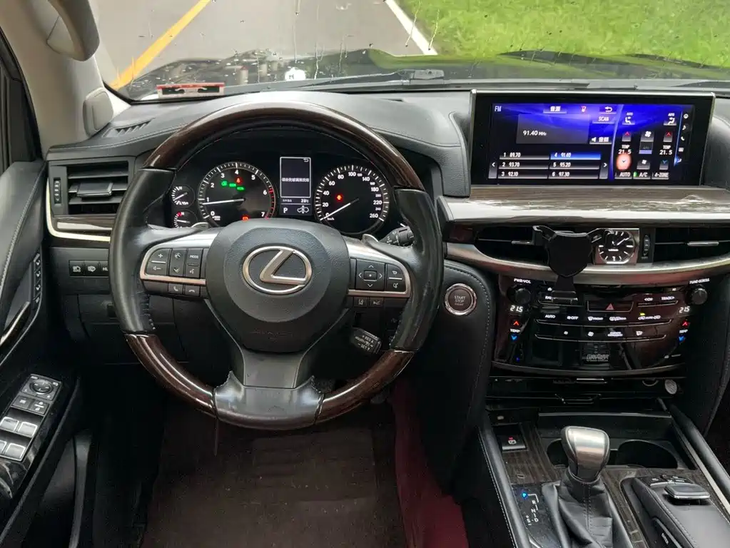 Lexus LX — миниатюра 10