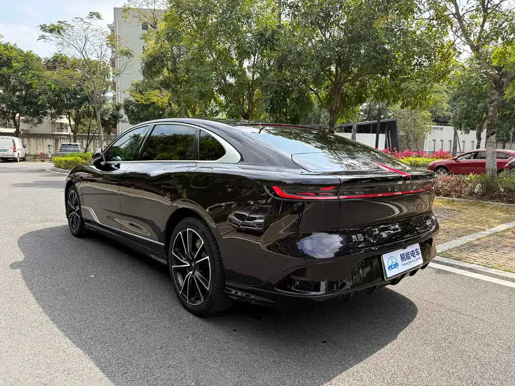 VOYAH LANTU CHASING LIGHT