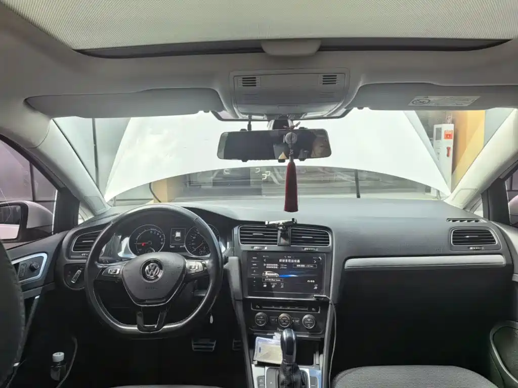 Volkswagen Golf EV — миниатюра 13