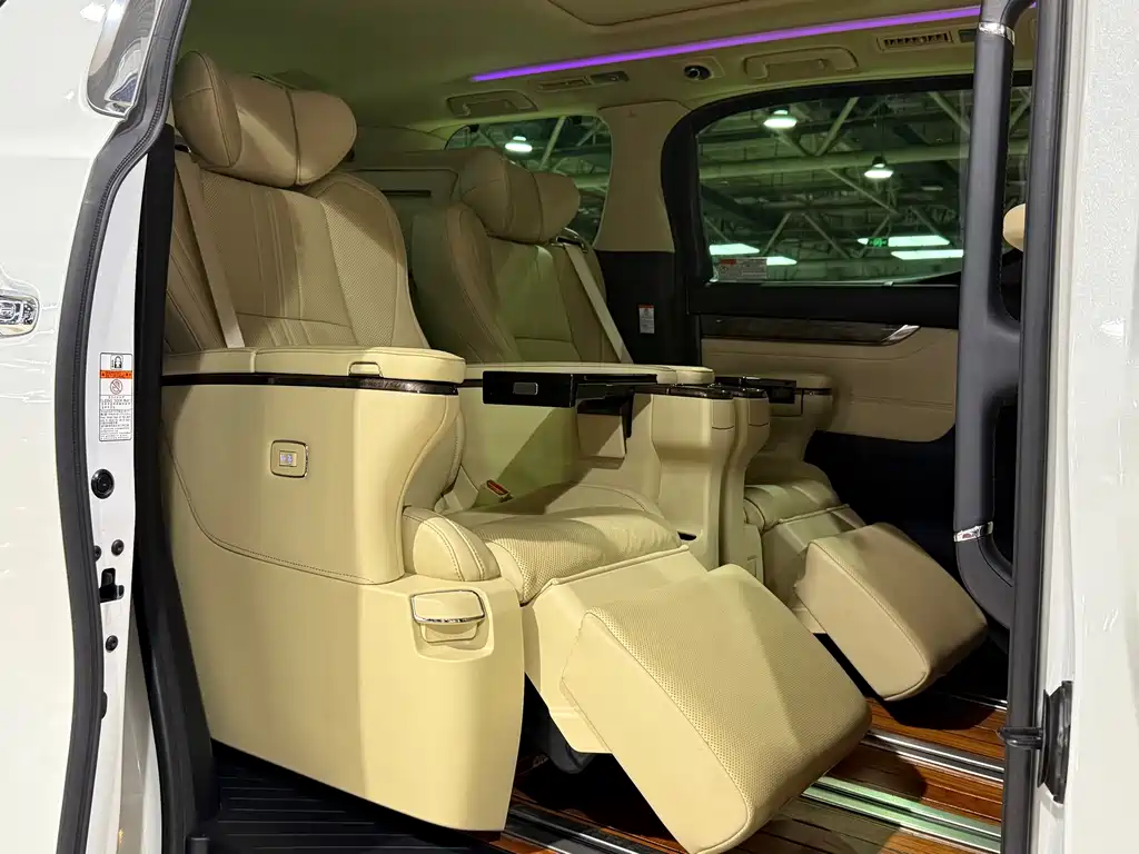 Toyota Alphard — миниатюра 11