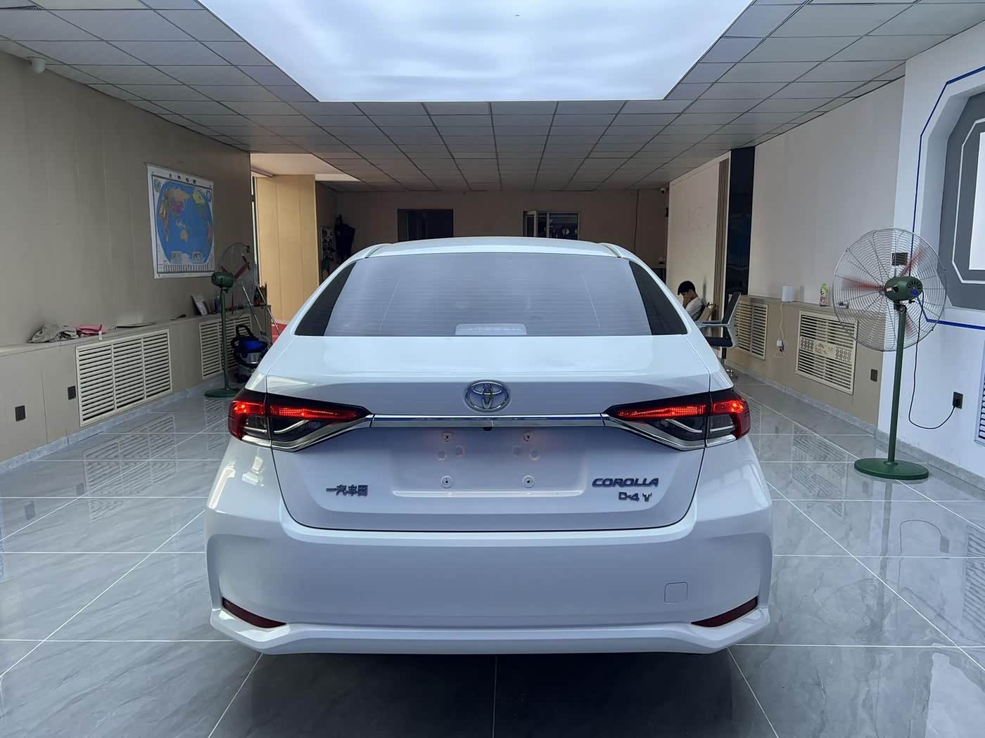 Toyota Corolla 1.2 л 2023 г. Белый, пробег 42000 км