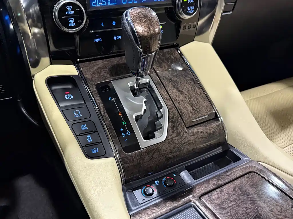 Toyota Alphard — миниатюра 18