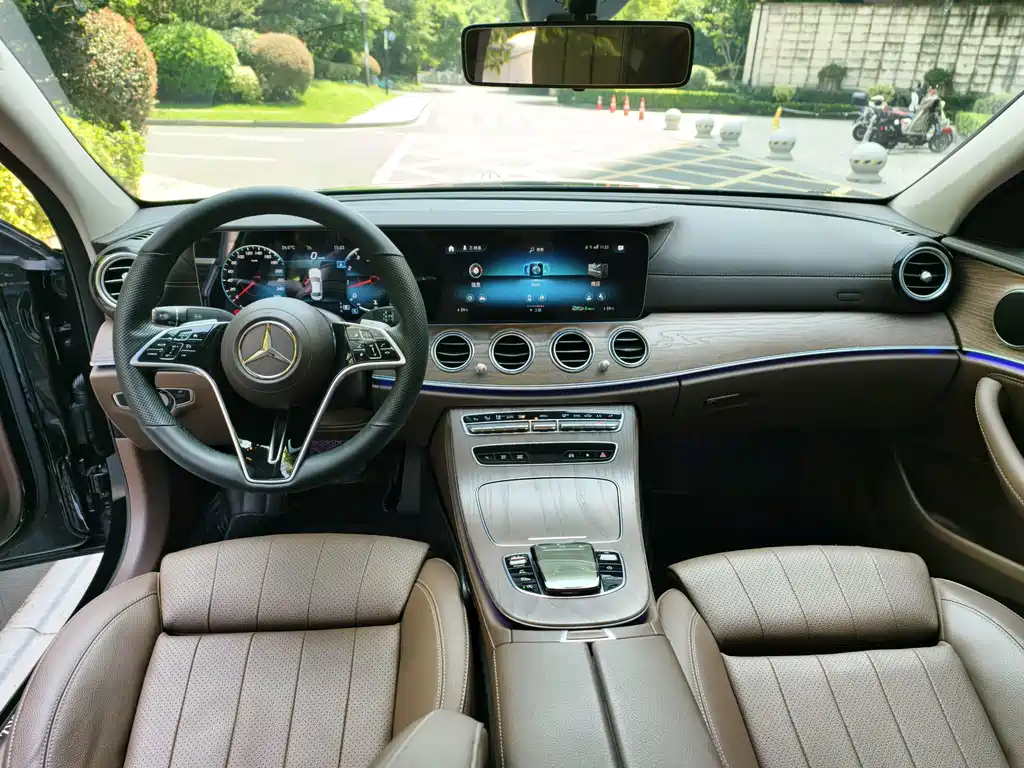 Mercedes-Benz E-Class — миниатюра 10