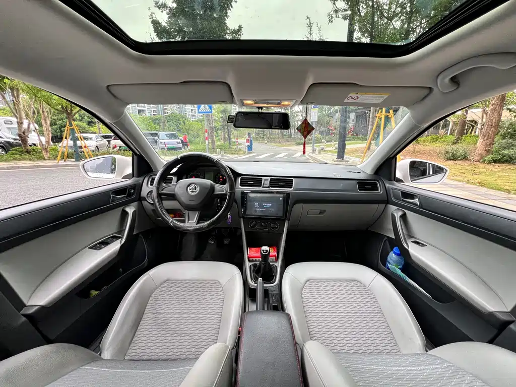 Skoda Rapid 1.6L Manual Innovation Edition, фото 10