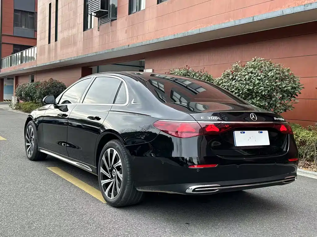 Mercedes-Benz E-Class — миниатюра 14