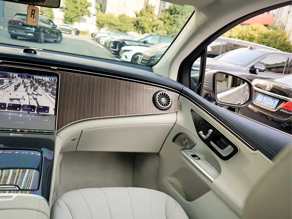 Mercedes-Benz EQE SUV — миниатюра 14