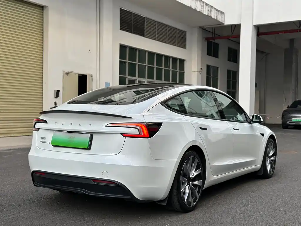 Tesla Model 3 — миниатюра 4