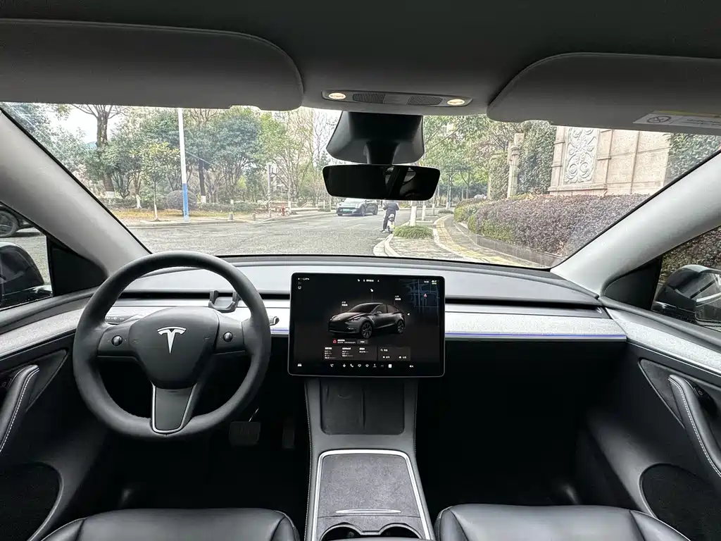 TESLA MODEL Y