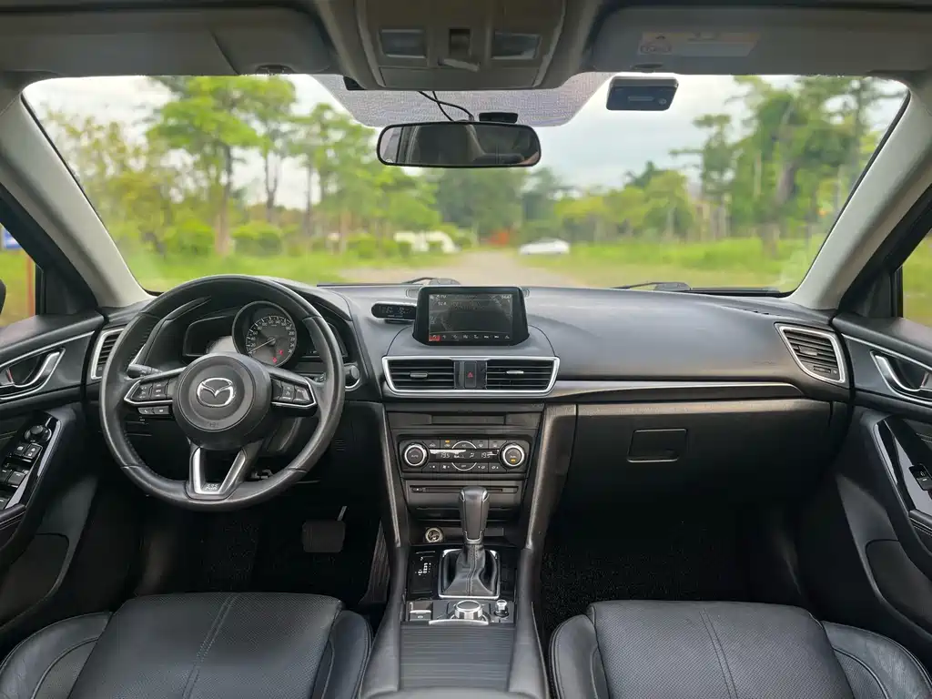 Mazda Mazda3 3 2019 2.0L AT Luxury V