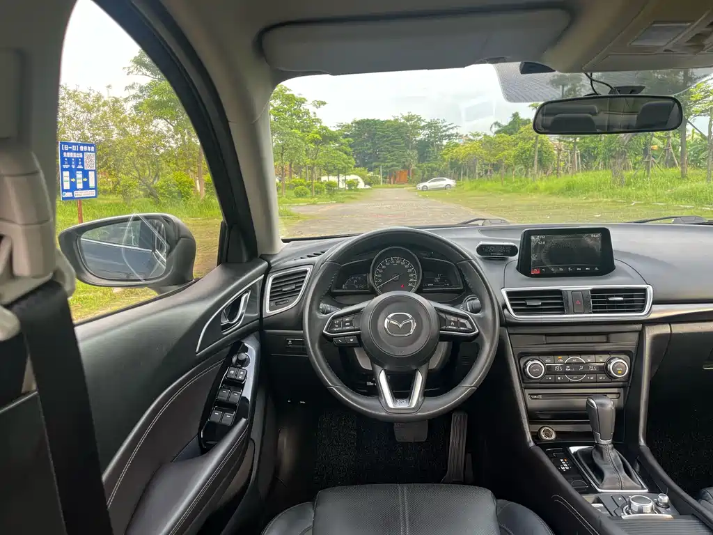 Mazda Mazda3 3 2019 2.0L AT Luxury V