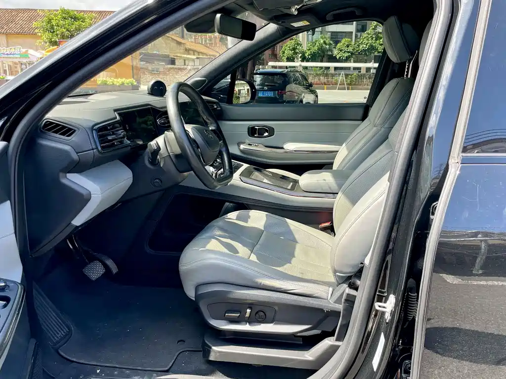 NIO ES8 2020 580KM мест