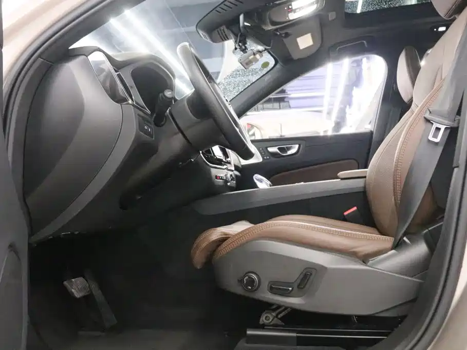 Volvo XC60 PHEV — миниатюра 12