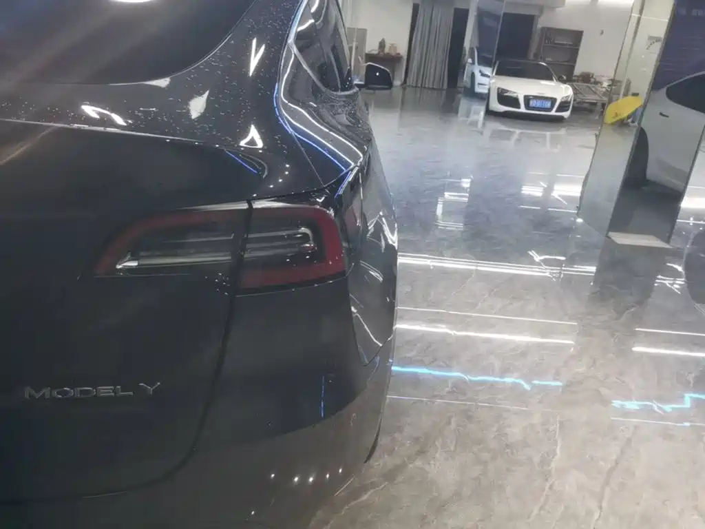 Tesla Model Y — миниатюра 8