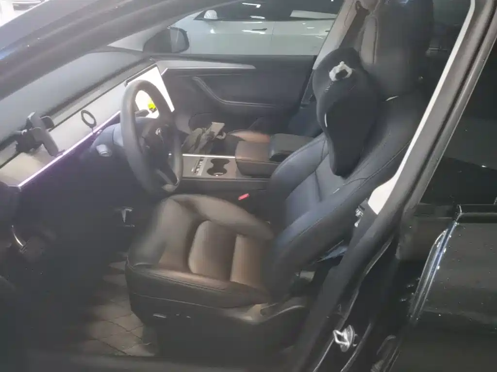Tesla Model Y — миниатюра 15