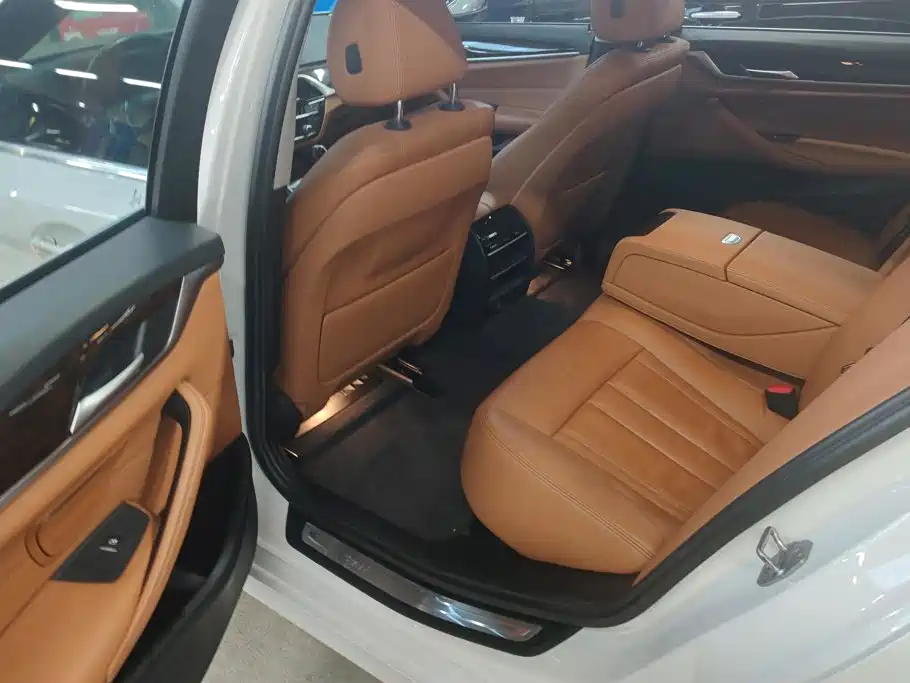 BMW 5 Series — миниатюра 11