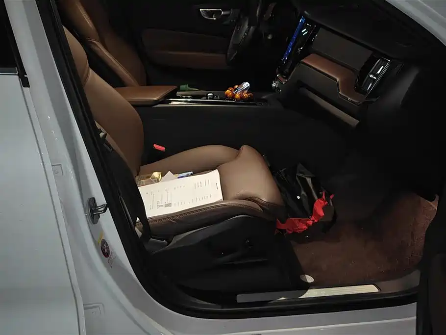 VOLVO XC60 PLUG IN HYBRID