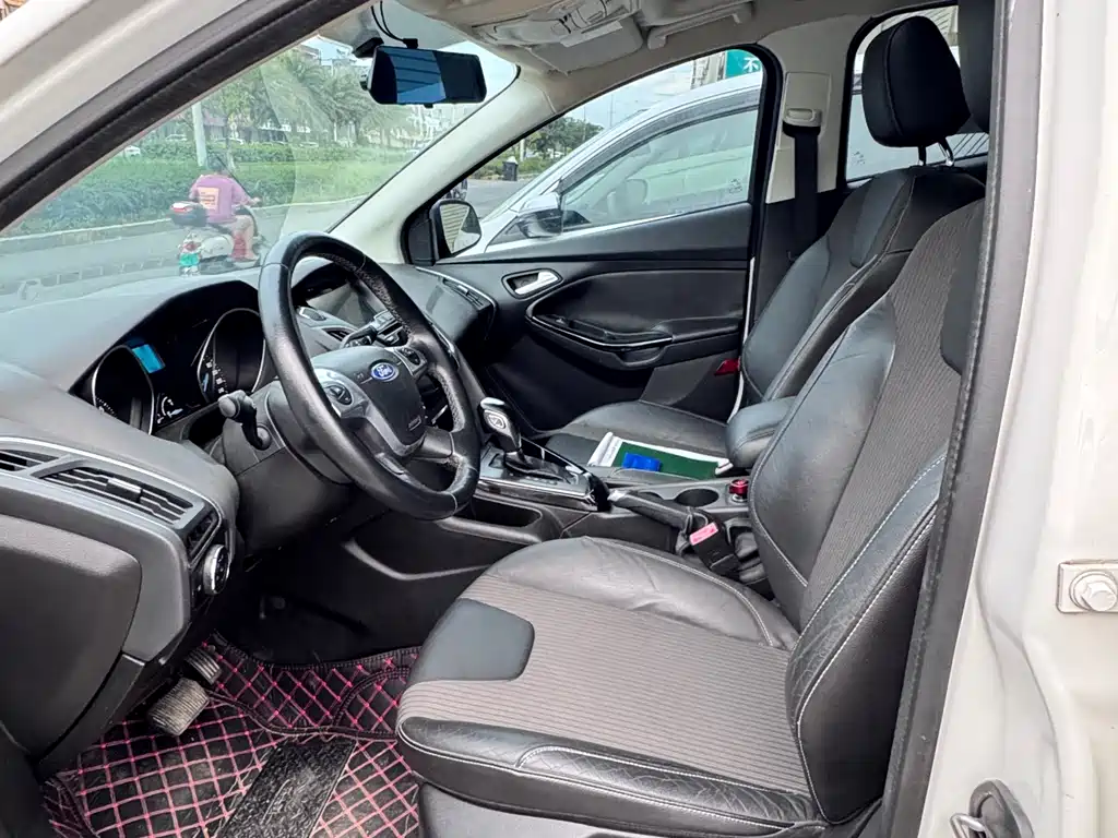 Ford Focus 2012 1.6L AT