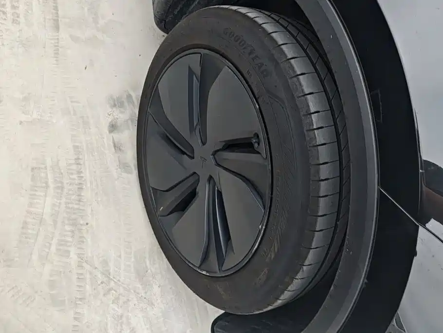 Tesla Model Y — миниатюра 6