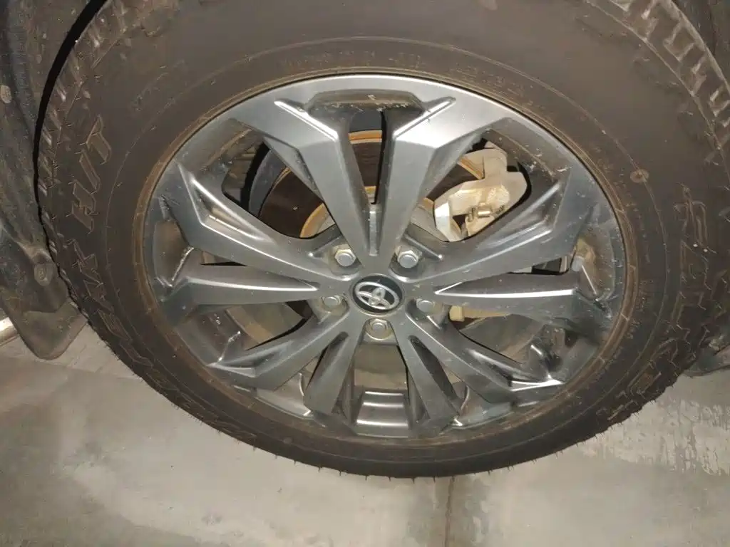 Toyota RAV4 — миниатюра 8