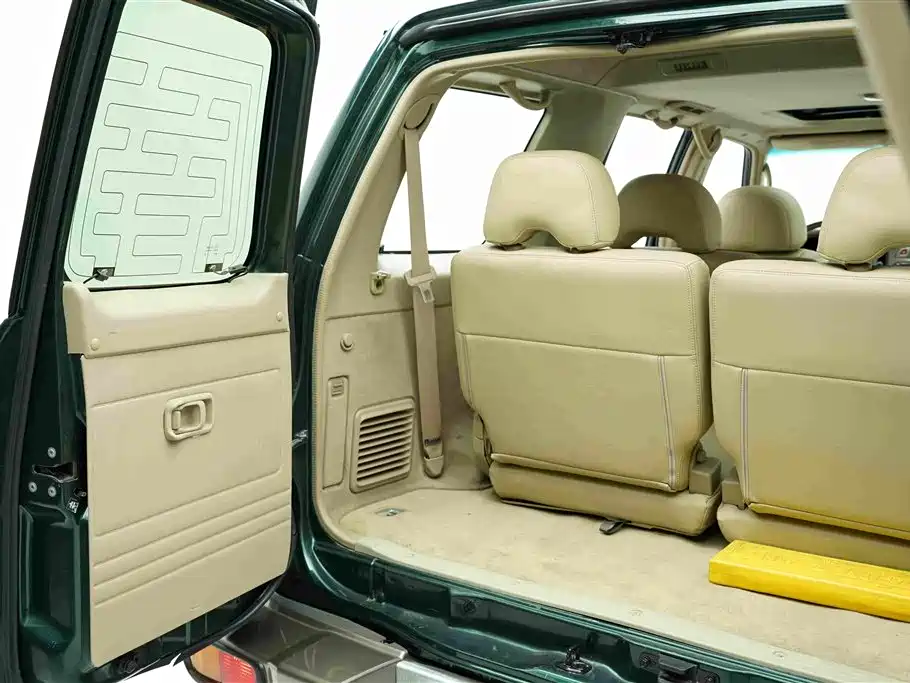 Nissan Patrol — миниатюра 25